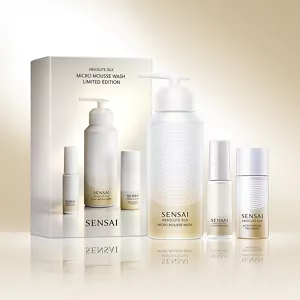 Absolute Silk Nettoyant Micro Mousse Édition Limitée bouteilles les unes à côté des autres sur la table